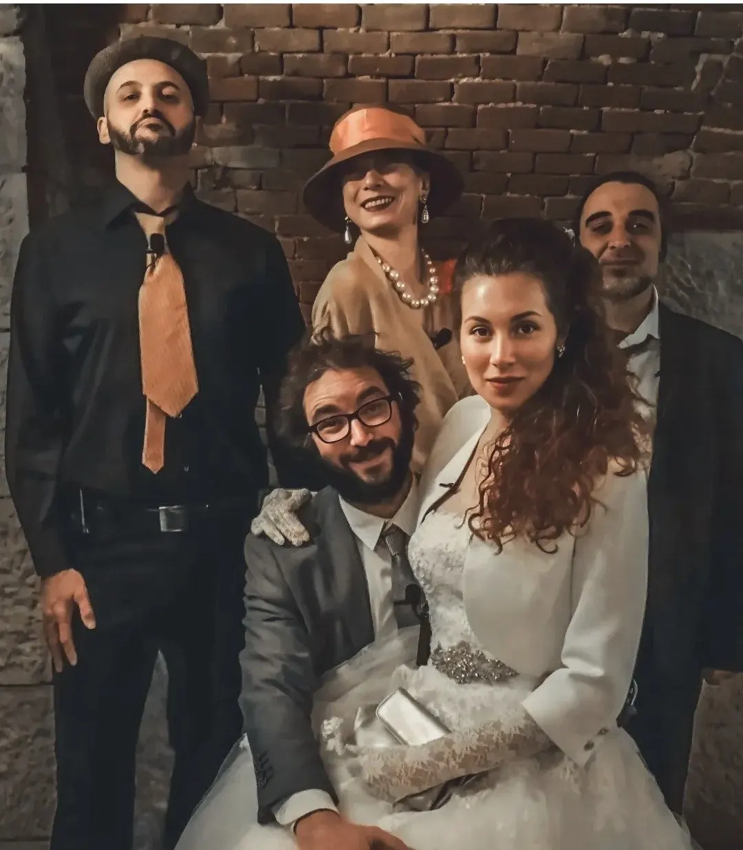 Gli attori The ELP in scena con la sposa durante una cena con delitto a tema matrimonio