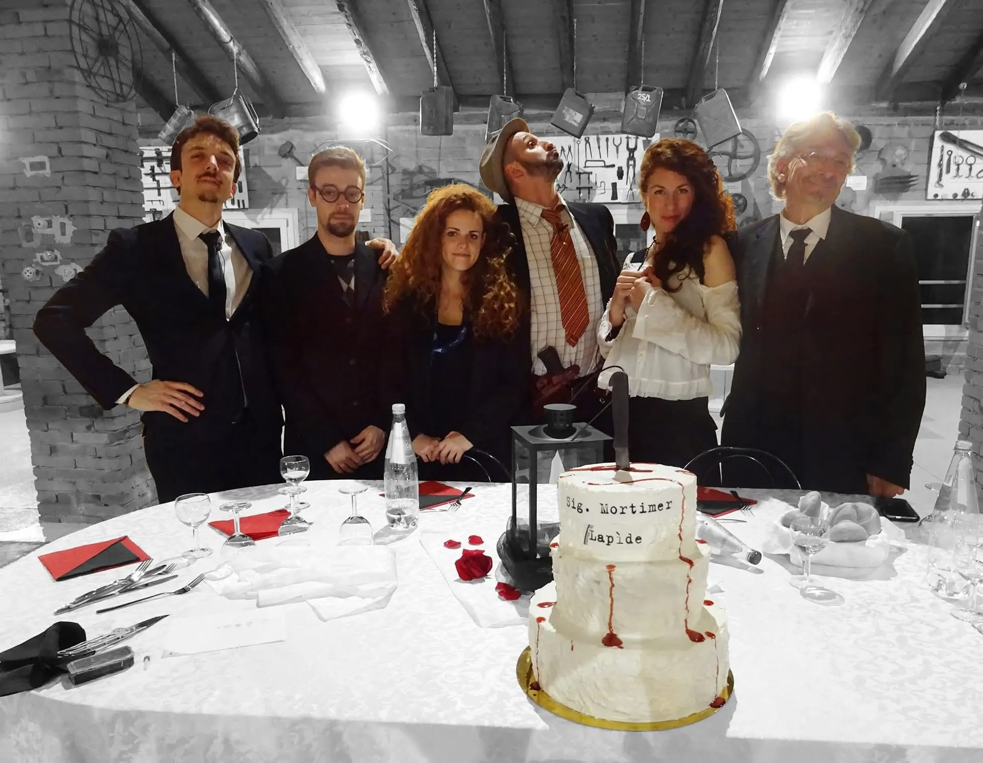 Il cast The ELP al gran tavolo del delitto, con la torta del Sig. Mortimer